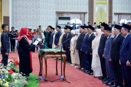 Pj. Bupati Marindo Dan PJ Ketua TP PKK Hadiri Pelantikan Anggota DPRD Kabupaten Pringsewu