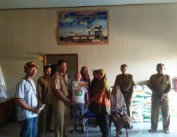 Pekon Nusawungu kecamatan Banyumas bagikan Beras Cadangan Pemerintah Untuk 163 KPM