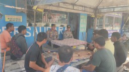 Menjelang IAF, Kapolsek Gilimanuk Gelar "Jumat Curhat" dengan Sopir Kontainer di Terminal Cargo Gilimanuk