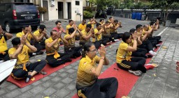 Memohon Kelancaran Dalam Pelaksanaan Tugas, Polsek Denpasar Barat Laksanakan Persembahyangan Tumpek Uduh