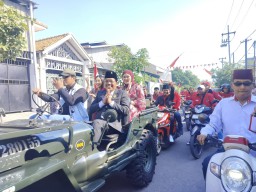 Antusias Relawan Buleks Mengantarkan H.Budi Leksono Ke kantor DPRD Kota Surabaya