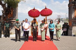 Tiba Dipulau Dewata, Pangdam IX/UDY Disambut Tradisi Tepung Tawar