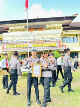 Dua Baja Polsek Denpasar Barat Raih Penghargaan Kapolda Bali