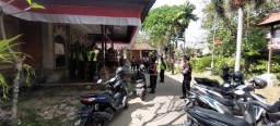 Pengamanan Kantor Bawaslu Kota Denpasar dalam Tahap Penelitian Dokumen Persyaratan Administrasi Pilk