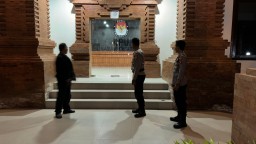 Personel Polresta Denpasar Amankan Kantor KPU dan Bawaslu Kabupaten Badung, Situasi Kondusif