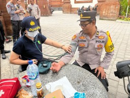 Pemeriksaan Kesehatan Dari Subsatgas Dokkes Polresta Denpasar dalam Operasi Mantap Praja 2024