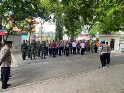 Pengamanan Pengundian Nomor Urut Paslon Pilkada Kota Denpasar di Kantor KPU Denpasar