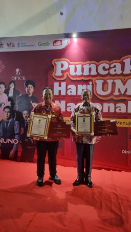 Ketua Koperasi Koperasi Kepolisian Resor Jember Raih Penghargaan di Puncak Hari UMKM Nasional 2024