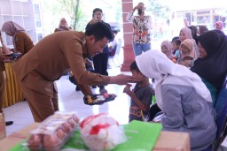 Plt Bupati Subandi Salurkan Ayam dan Telur untuk Warga