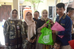 1.606 Keluarga Resiko Stunting Mendapatkan Daging Ayam Dan Telur Di 3 Kecamatan