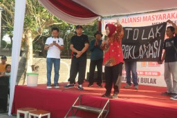 Risma dan Gus Han Bergabung dengan Warga Pesisir Tolak Reklamasi Surabaya