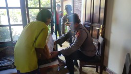Peduli Sesama Kapolsek Gilimanuk Bagikan Bantuan Tali Kasih kepada Lansia Patah Tulang Kaki dan Tangan 