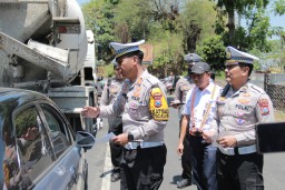 Polisi Bersama PT KAI Daop 9 Jember Gencar Sosialisasikan Keselamatan di Perlintasan Sebidang