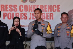 Pressconfrens ; Polres Jember Amankan Pelaku Begal Payudara Ternyata Masih Anak Di Bawah Umur