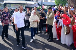 Kunjungi Pasar Dukuh Kupang, Presiden Jokowi Cek Harga dan Interaksi dengan Warga