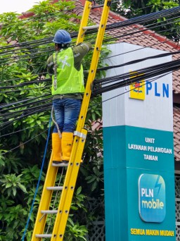 PLN Icon Plus Melakukan Perapihan Kabel di Tiang PLN di depan Kantor PLN ULP Taman