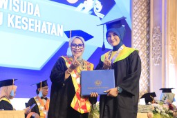 1067 Lulusan Unitomo Surabaya Diwisuda