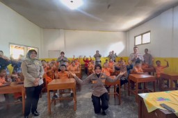 Peduli Pendidikan, Polwan Diktukba Polri Angkatan I Tahun 2003 Gelar Baksos di SDN 3 Tegalsari Ambulu