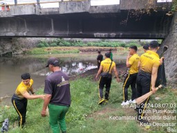 Polsek Denpasar Barat Bersama Radar Bali dan Komunitas Gelar Aksi Bersih Sungai Badung
