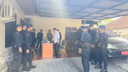 Polresta Denpasar Lakukan Pengamanan Kantor Bawaslu Kota Denpasar pada Tahap Kampanye Pilkada 2024