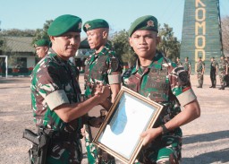 Dandrigif 21/Komodo memberikan penghargaan Kepada 4 Prajurit Berprestasi