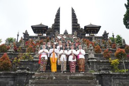 Pangdam Zamroni  Silaturahmi Dengan Tokoh Agama dan Adat Pura Besakih