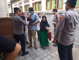 Pengamanan Gudang Logistik Pilkada Kota Denpasar Laksanakan Pemeriksaan Petugas Sortir