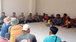 Perkuat Keamanan Selama Pilkada: Kapolsek Dentim Gelar Cooling System di Proyek Suwarna Jaya