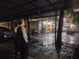 Polresta Denpasar Gelar Pengamanan Simekrama/Blusukan Paslon 2 Adi-Cipta di Pasar Legian