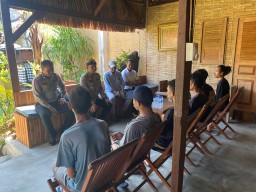 Kapolsek Kuta Gelar Cooling System Dengan Warga NTT Karyawan Carwash Jalan Setia Budi