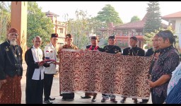 PENGANUGERAH KHULTUR BUDAYAAN DI HARI BATIK NASIONAL