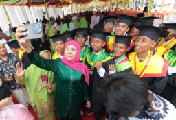 Disambut Gelombang Do'a Khofifah Semangati Santri Ponpes Al Anwar Modung Bangkalan