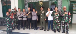 Surprise Sinergitas, Polsek Denbar Kunjungi Koramil Berikan Ucapan Dirgahayu TNI Ke-79