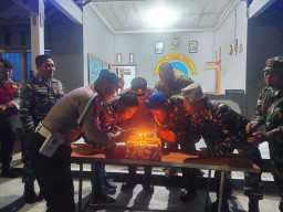 Wujud Jalinan Sinergitas, Kapolsek Kawasan Pelabuhan Gilimanuk Bersama Personil Beri Ucapan Selamat HUT TNI ke-79