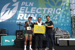 5 Pengemudi Ojol Peroleh Motor Listrik Saat PLN Electric Run 2024