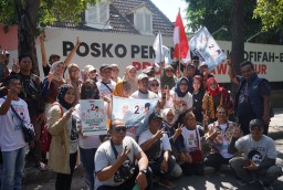 Tim Pemenangan Provinsi Khofifah-Emil Berbagi 2000 Nasi Bungkus untuk Masyarakat