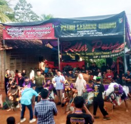 Cabup H.Riyanto Berkampanye Dengan Memeriahkan Seni Tari Kuda Kepang Putro Legowo Mudho