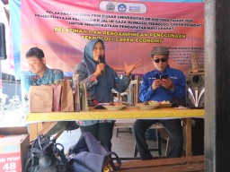Tim Dosen PPM Unitomo Dorong Peningkatan Pendapatan PKL Jalur Gaza