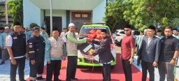BMH JATIM SERAHKAN AMBULANS UNTUK PESANTREN HIDAYATULLAH SURABAYA