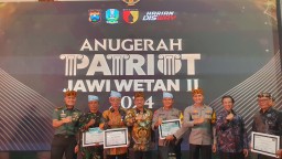 Aiptu Wahyudi Bhabinkamtibmas Bersama Tiga Pilar Desa Pontang Raih Anugerah Patriot Jawi Wetan II