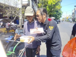 KJMT Gelar Jumat Berkah Dan Sosialisasi Pasangan Erji dan Risma Gushan Di Pasar Kapasan Surabaya