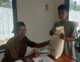 Pekon Fajar Mulya Distribusikan Bansos Cadangan Beras Pemerintah ke-400 KPM