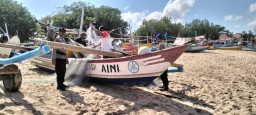 Patroli Jalan Kaki Satpolairud Polresta Denpasar Jaga Keamanan di Pesisir Pantai Kedonganan