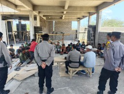 Kapolsek Kuta Selatan Gelar DUKBAR "Duduk Bareng" dengan Pekerja Proyek NTT