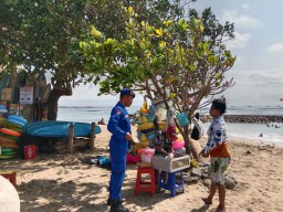 Satpolairud Polresta Denpasar Pos Sanur Laksanakan Patroli Dialogis di Pantai Sanur
