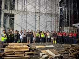 Sambangi Pekerja Proyek, Polsek Denpasar Barat Sampaikan Imbauan Kamtibmas