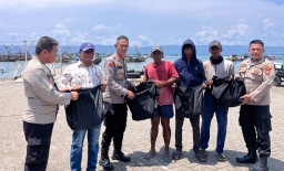 Satgas NCS Polres Tanggamus Gelar Pembinaan dan Baksos di Dermaga 2 Kota Agung