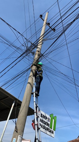 PLN Icon Plus Menata Kabel Di Tiang PLN Kota Pasuruan