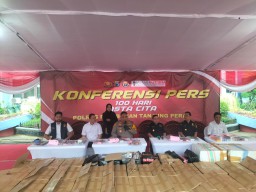 Polisi Sita 7 Juta Batang Rokok Ilegal dan Amankan Delapan Tersangka di Suramadu