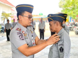 Nur Bambang Ka.Lapas Pamekasan Lakukan Penyematan Tanda Pangkat Pengabdian Pegawai